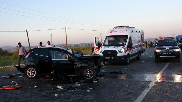 Aksarayda gurbetçilerin bulunduğu otomobil düğün konvoyuyla çarpıştı