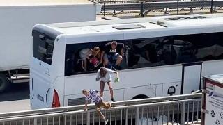 Otobüs kaza yaptı, turistler camları kırıp otobüsten atladılar