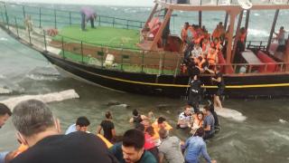 Van Gölü’nde gezi teknesi karaya oturdu