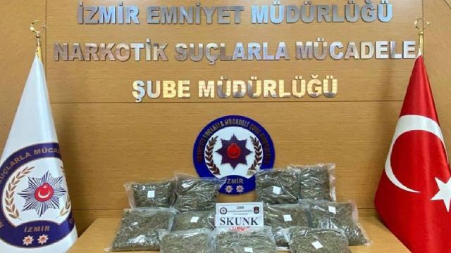 İzmirde durdurulan araçta 11 kilo uyuşturucu ele geçirildi