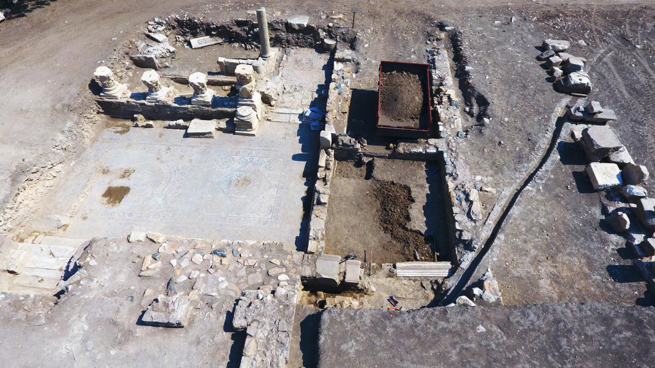 Kuzey ve Batı Cadde`nin birleşme noktasında yer alan önemli bir yapının kazısına başladıklarını belirten Söğüt, 