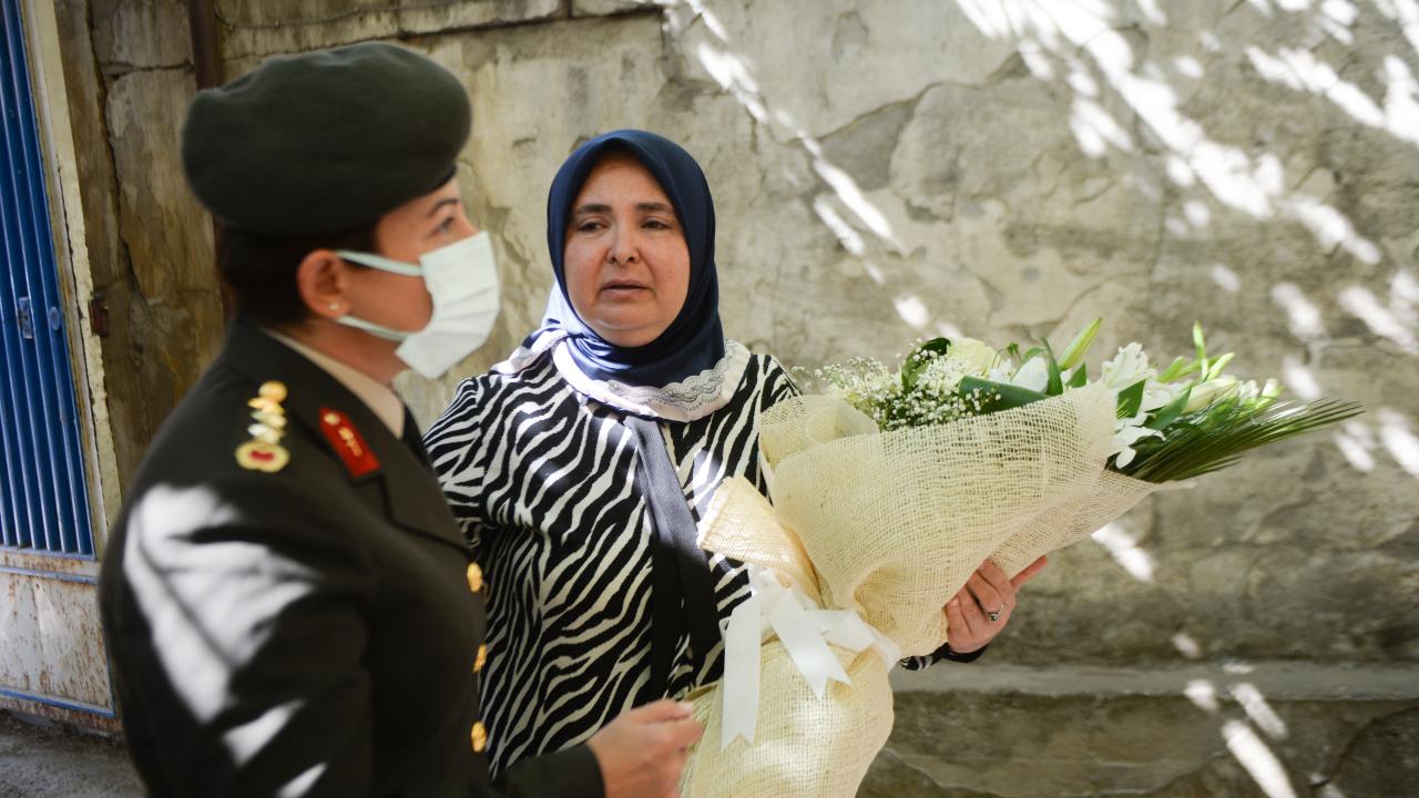 Kardeşleri Cihat, Sinan ve Arzu Akdal ise birbirlerine sarılarak köpeği karşıladı.