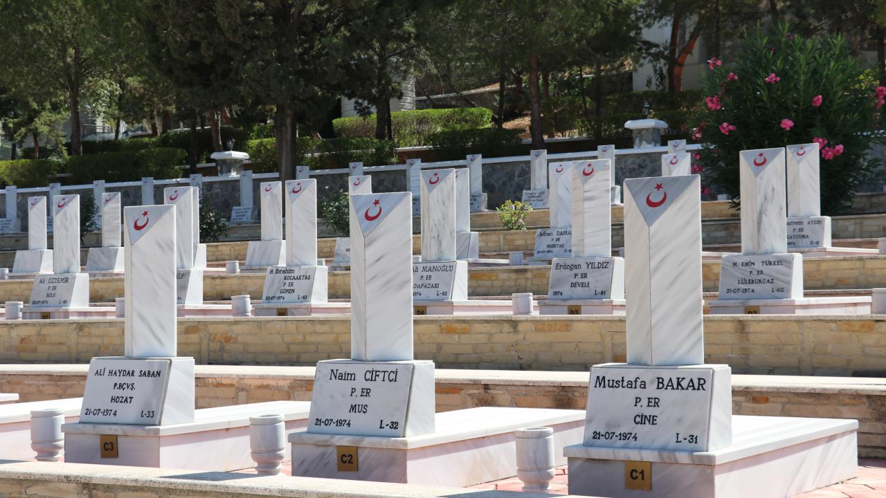 Karaoğlanoğlu Şehitliği`nin batısındaki heykeller KKTC`yi, doğusundaki heykeller Türkiye`yi temsil ediyor.