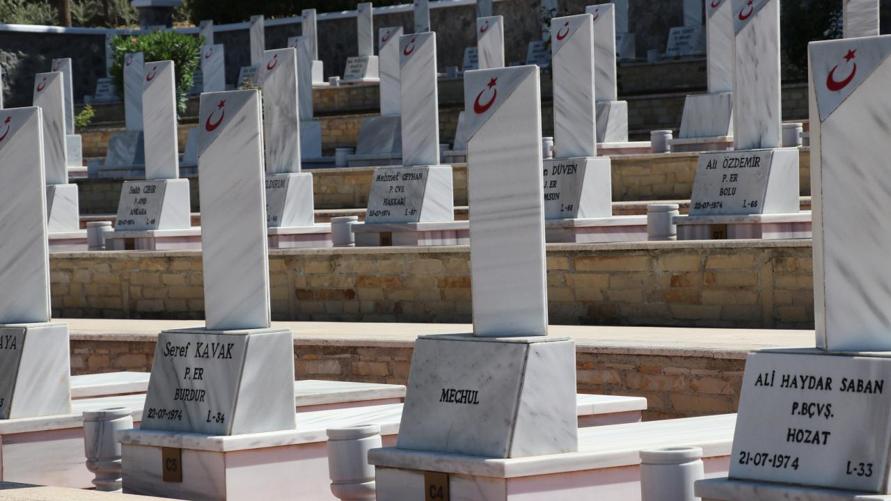 Boğaz Şehitliği`ne 4`ü meçhul olmak üzere 301 TSK mensubu, 26 mücahit şehit defnedildi.