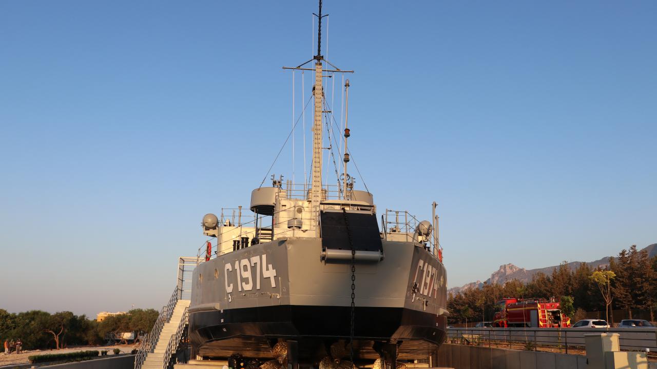 Kıbrıs`a ilk askeri çıkarmanın yapıldığı bölgede bulunan anıt, yapısıyla dikkati çekiyor.