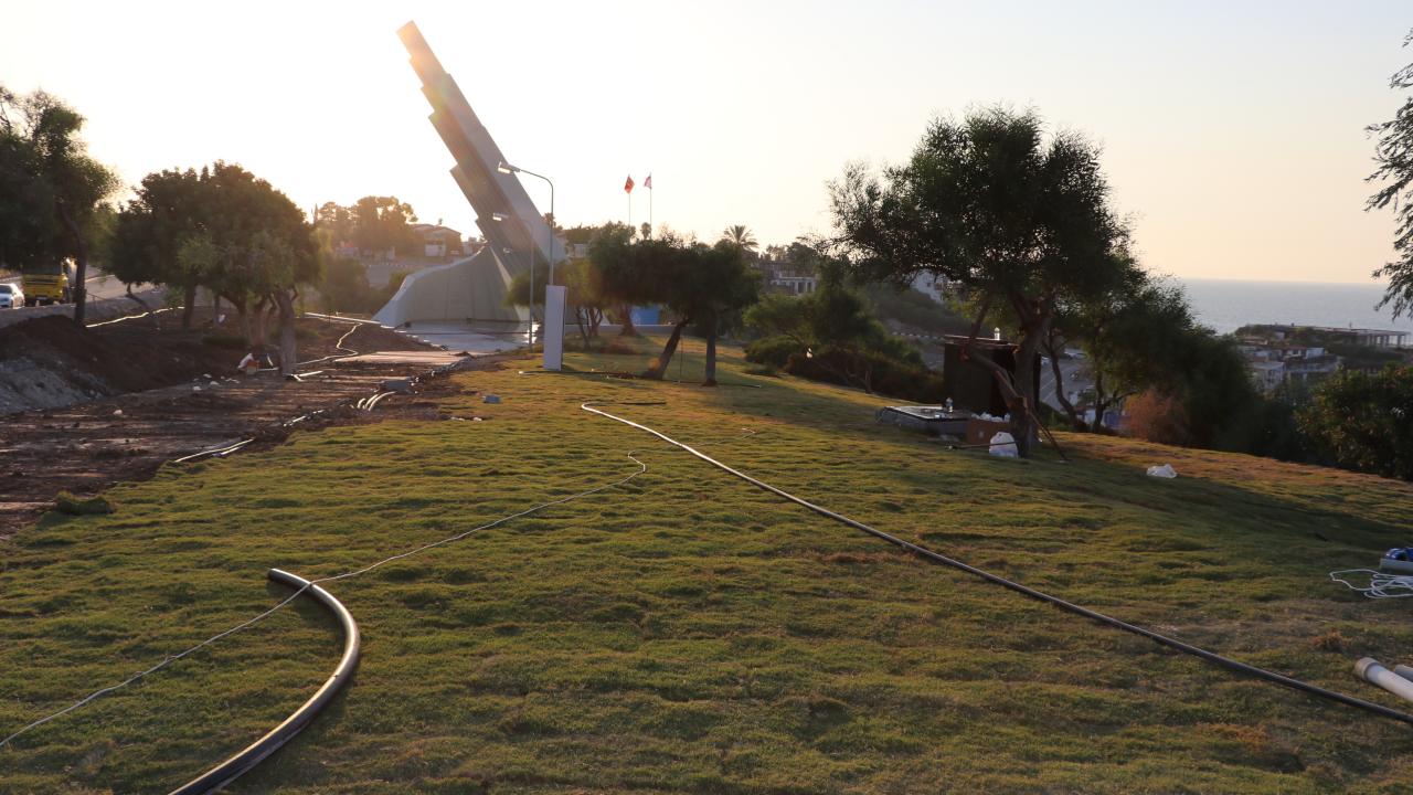 11 sütunun birleşiminden oluşan anıtın ana gövdesi, Kıbrıs Türkü`nün 1963-1974`te 11 yıl çektiği acıları anlatıyor. 