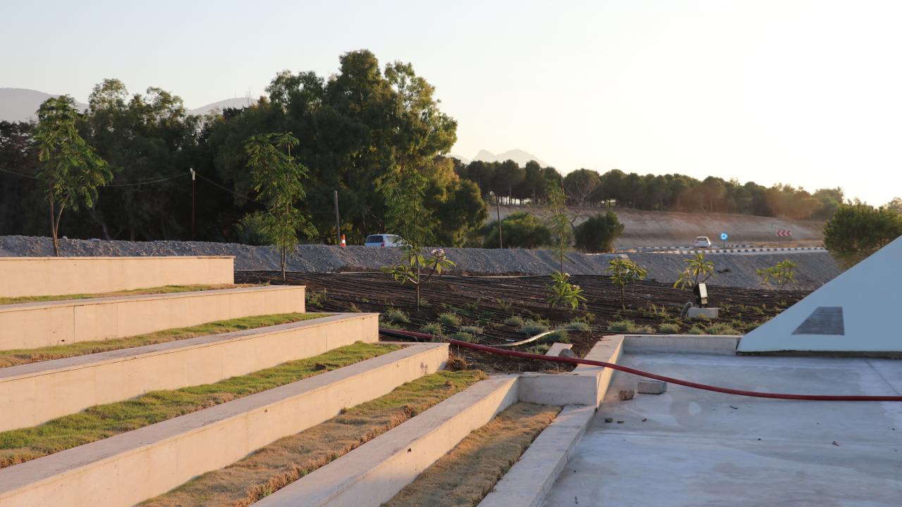 Barış ve Özgürlük Anıtı civarında yapılan çevre düzenlemesi, ziyaretçilerin bölgede daha iyi vakit geçirmelerine olanak sağlıyor.