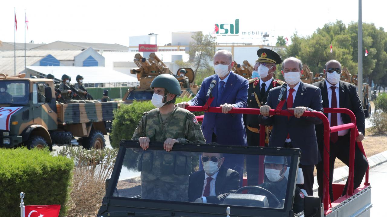 Kendilerini muhabbetle bağırlarına basan Kıbrıs Türk halkına, Ada`da yaşayan vatandaşlara ahde vefaları için teşekkür eden Erdoğan, Kurban Bayramı`nı kutladı.