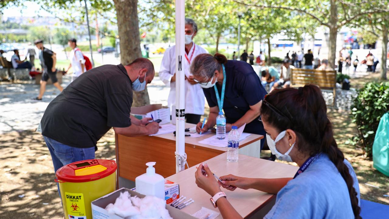 "Ailemizde bayramlaşmadan aşı yapmaya geldik"