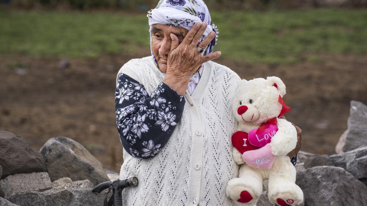 Ayıcık hediye edilen Nadime nine sevinç gözyaşı döktü