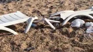 Bozcaada'daki plajın şezlongları kırdılar, şemsiyeleri yaktılar