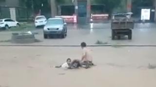Çin'de anne ve 2 çocuğunun selden kurtuluşu kamerada