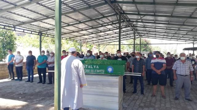 Minik Ecrinin cenazesi toprağa verildi