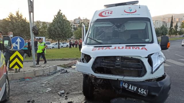 Kahramanmaraşta ambulansla otomobil çarpıştı: 1 ölü, 5 yaralı