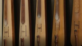 Kemençe çalmayı kendi öğrendi, orkestra kurdu