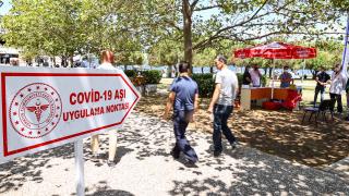 İzmir'de vatandaşlar hem aşılarını oluyor hem bayramlaşıyor