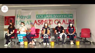 Sağlık çalışanları birbirini aşıladı