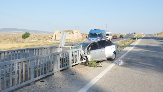 Yozgatta otomobil köprü korkuluklarına çarptı: 1 ölü, 2 yaralı
