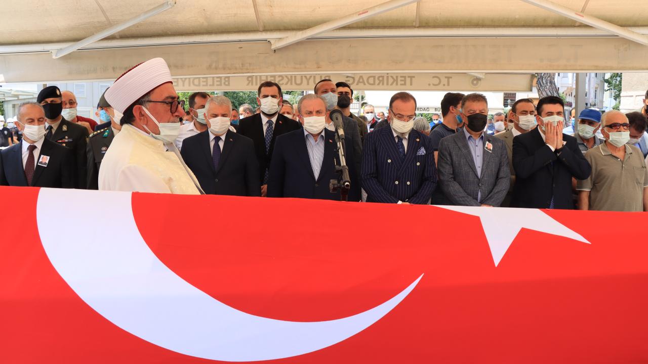 Salgın azalınca tehdit geçmiş gibi bir gevşeme ve rehavet içerisine düşüldüğünü belirten Şentop, 