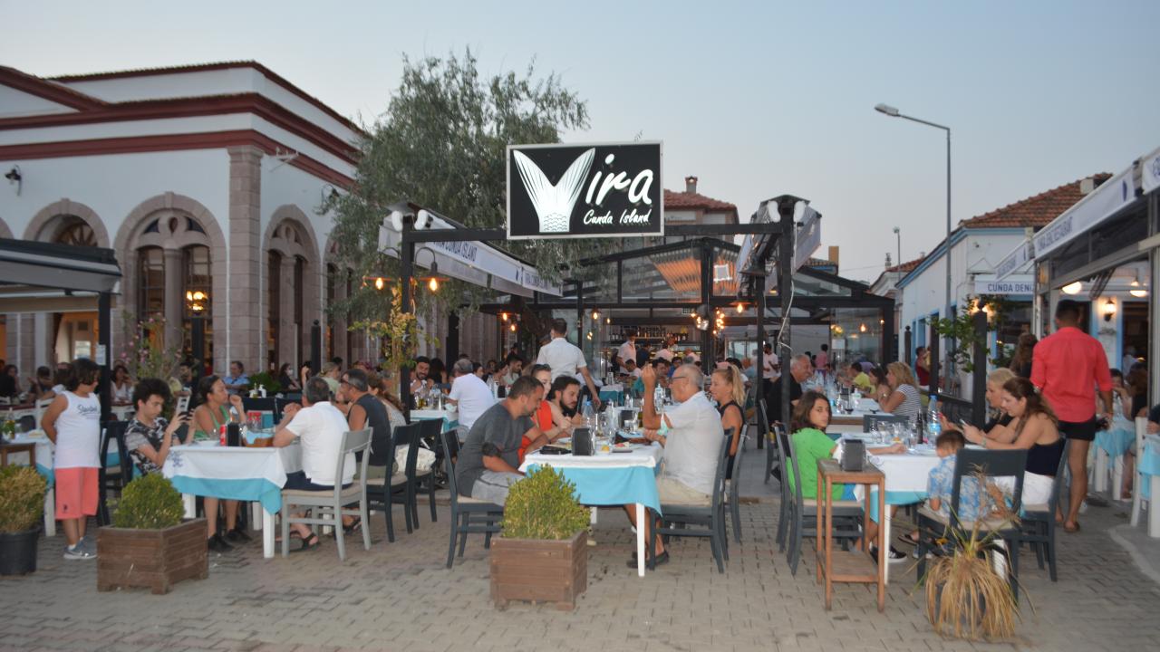 Cunda Adası-Ayvalık merkez yolu aşırı yoğunluk nedeniyle trafiğe kapatıldı 