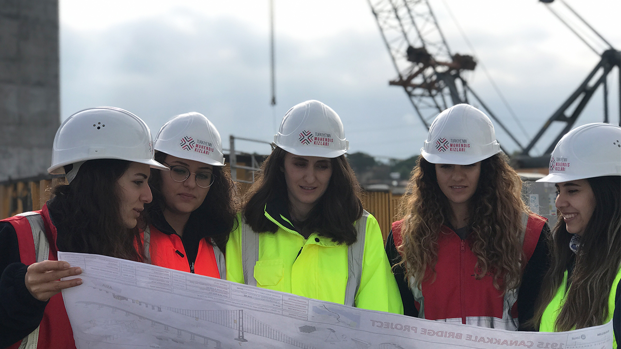 Kübra Mutlu (Ortada)