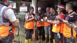 Sel bölgesinde görevli AFAD gönüllerinden arkadaşlarına doğum günü sürprizi