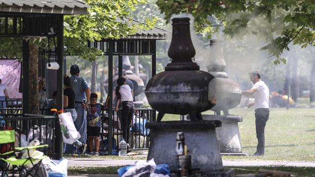 Ankarada vatandaşlar piknik alanlarını doldurdu