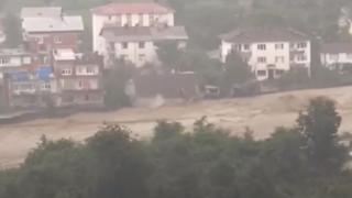 Arhavi'de selde trafo merkezinin yıkılma anı kamerada