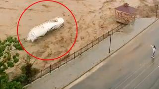 Artvin'de sele kapılan tanker sürüklendi