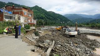 Artvin'de selde evleri yıkılan aile son anda kurtulmayı başardı