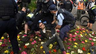 Avustralya'da binlerce kişi koronavirüs yasaklarını protesto etti