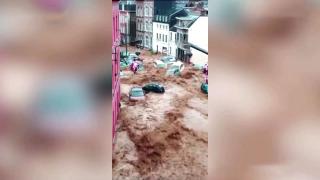 Belçika'da sokaklar göle döndü, araçlar sürüklendi