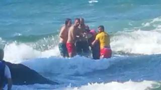 Boğulma tehlikesi geçiren 2 kişinin kurtarılma anları kamerada