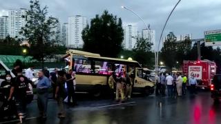 Gaziosmanpaşa'da kaza: Minibüste sıkışan yolcular kurtarıldı