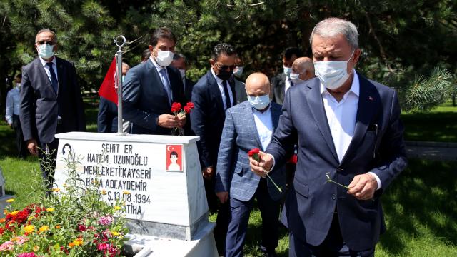 Bakan Akar, Kayseride şehitlikleri ziyaret etti