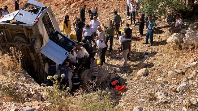 Adıyamanda minibüs şarampole devrildi: 2 ölü, 5 yaralı