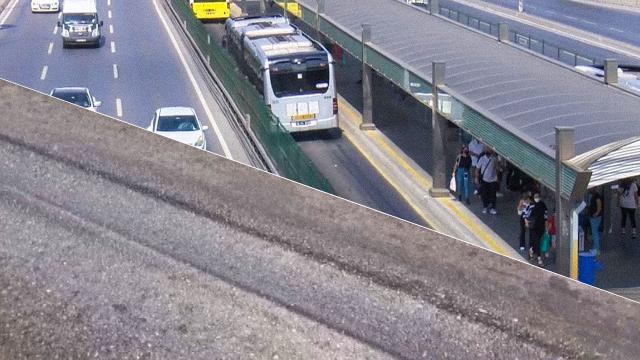 Aşırı sıcaktan metrobüs yolunda asfalt eridi