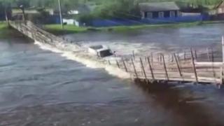 Asma köprü çöktü: Araç nehre gömüldü