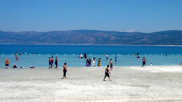 Yasağa rağmen Salda Gölü kıyısında çamur banyosu yaptılar