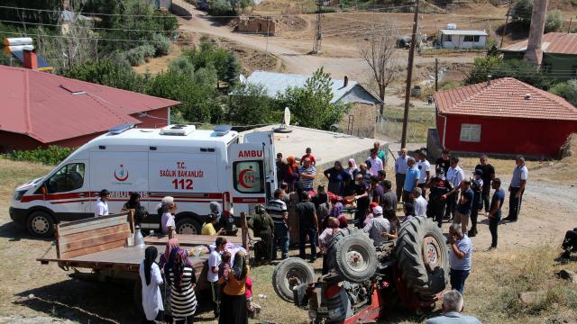 Sivasta gurbetçinin kullandığı traktör devrildi: 2 yaralı