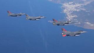 Türk Yıldızları'ndan KKTC semalarında uçuş