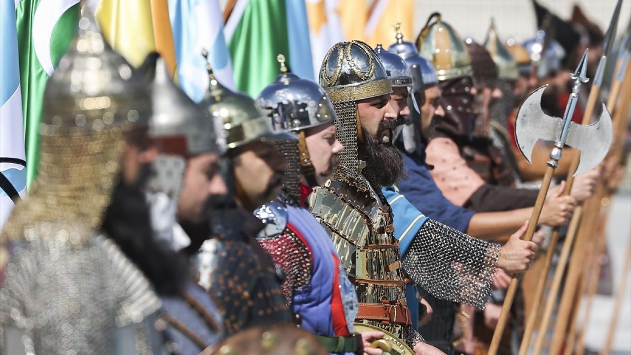 16 Türk devletini temsil eden bayraklar ve askerler de yer aldı