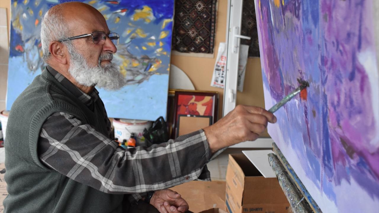 "Yağlı boya ve akrilikle yaptığım büyüklü küçüklü 4 binin üzerinde resmim var"