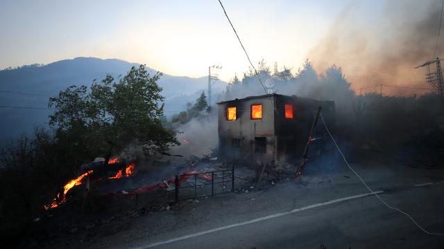 Adanada yangından zarar gören besicilere destek