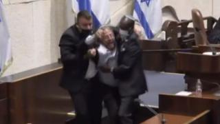 İsrail Meclisi'nde gerginlik: Aşırı sağcı vekil yaka paça kovuldu