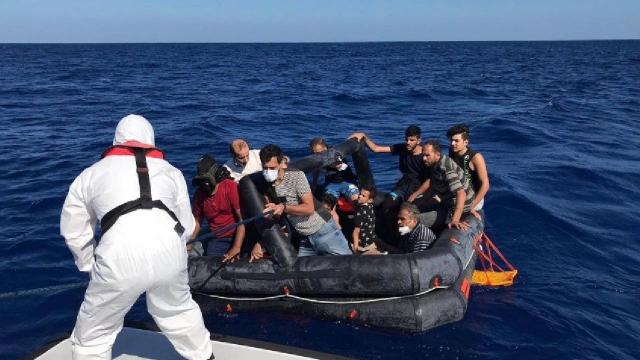 Marmaris açıklarında 14 düzensiz göçmen kurtarıldı
