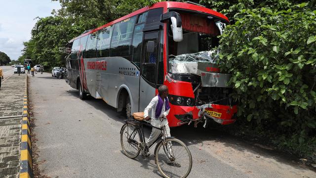 Hindistanda kamyon, otobüse çarptı: 18 ölü