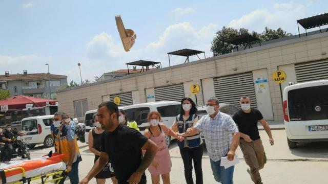 Hırsızlık şüphesiyle gözaltına alınan kişi gazetecilere terlik fırlattı