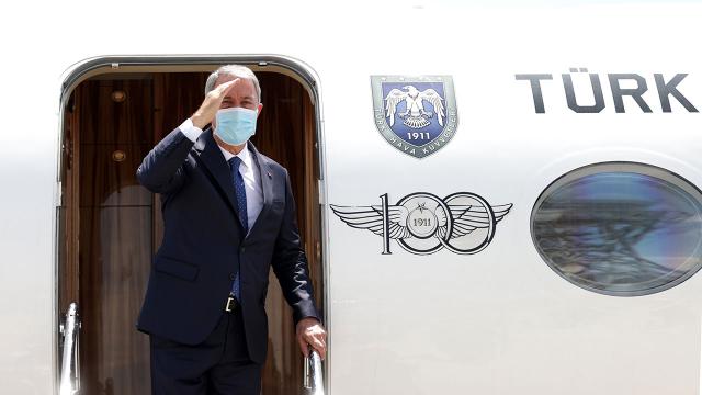 Bakan Akarın bulunduğu uçak acil iniş yaptı