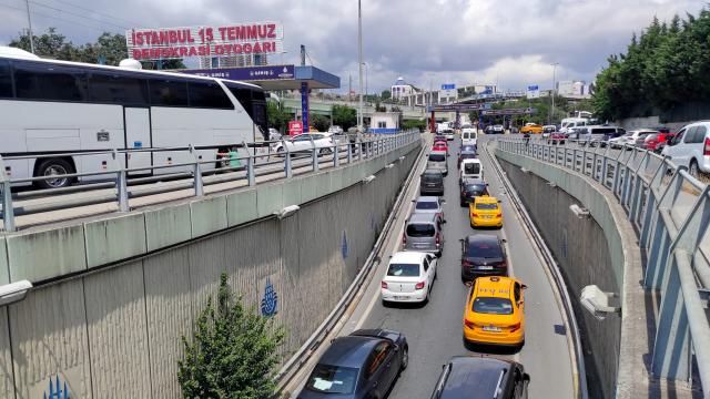 Bayram tatili sona erdi: İstanbulda trafik yoğunluğu arttı